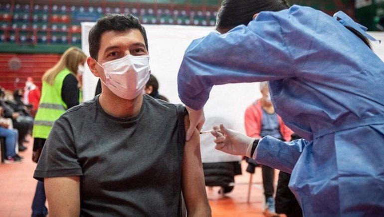 El vicegobernador recibió la vacuna contra el coronavirus