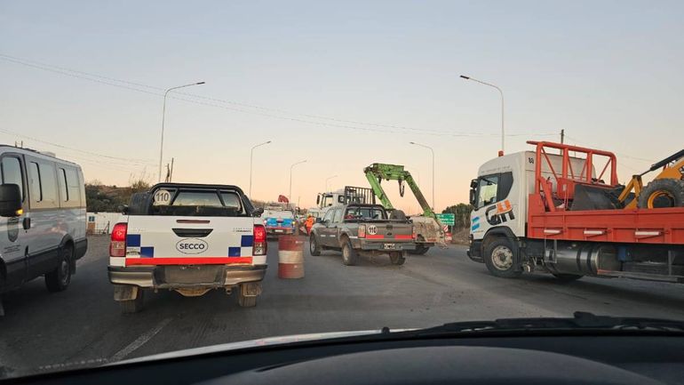 Por el accidente en ruta 7 y 51 se formó una larga fila de autos, camionetas y camiones. Por el accidente en ruta 7 y 51 se formó una larga fila de autos, camionetas y camiones.