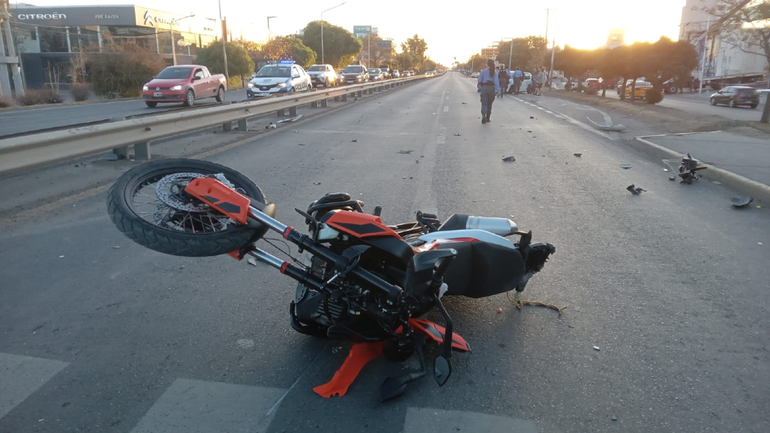 Conductor alcoholizado cruzó en rojo y arrolló a un motociclista