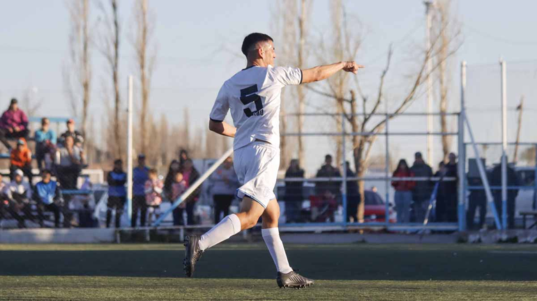 Al visualizar a su familia se dirige hacia ella para compartir su alegría con las incondicionales.