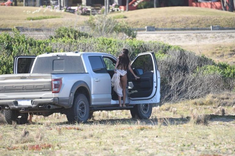 Zaira Nara subiendo a la camioneta que conducía Facundo Pieres