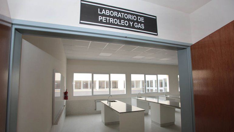 Le faltan sillas, mesas y herramientas a la EPET de Vaca Muerta