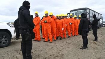 De mameluco, casco amarillo y fuertemente custodiados, los reclusos del Penal N°2 de Santa Cruz salieron a trabajar en la Ría de Río Gallegos.