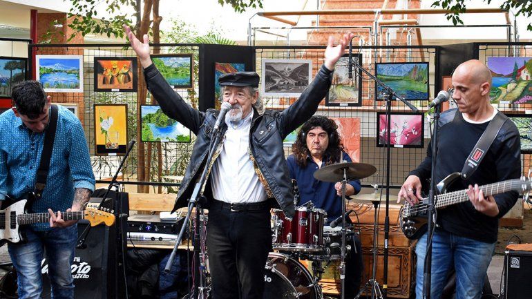 Los concejales recibieron a la legendaria banda neuquina.