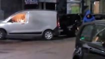 El agresor escapó y continúa prófugo tras el incendio. El agresor escapó y continúa prófugo tras el incendio.