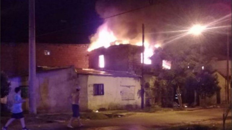 Despertó a golpes a su ex y le prendió fuego la casa