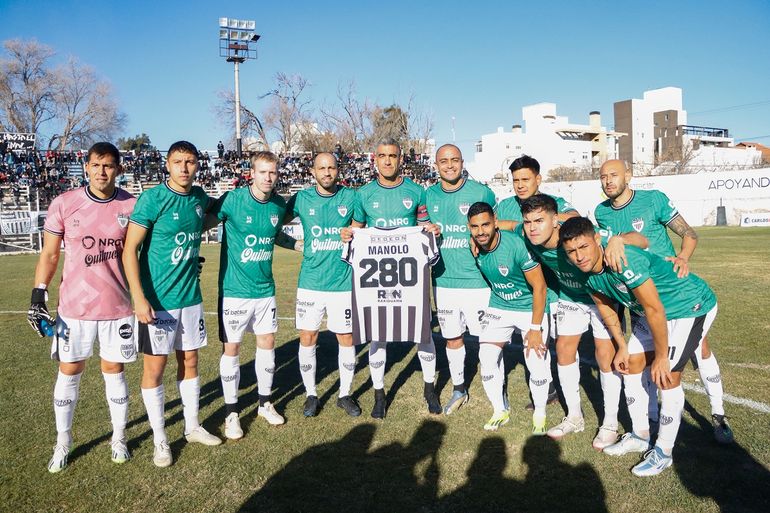 Manolo Berra y sus compañeros en la previa del partido, con la camiseta en homenaje al capitán. Foto: Anahí Cárdena 