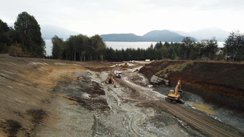 Máquinas trabajando en la obra de circunvalación en Villa La Angostura, a poco de iniciarse. Máquinas trabajando en la obra de circunvalación en Villa La Angostura, a poco de iniciarse.