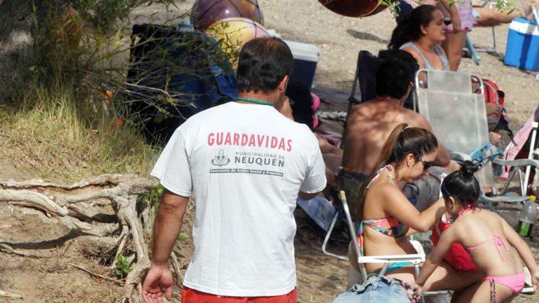 Los guardavidas trabajan intensamente durante la temporada.