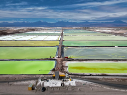 Imagen de archivo. Un camión carga salmuera concentrada en la mina de litio SQM en el salar de Atacama, en la región de Antofagasta, Chile. REUTERS/Ivan Alvarado