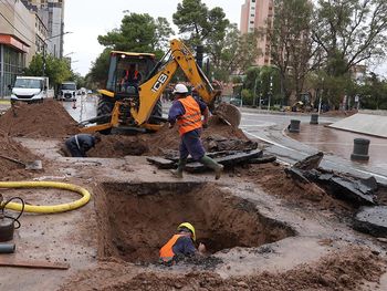 demoras en el transito por un cano roto en plena avenida argentina demoras en el transito por un cano roto en plena avenida argentina