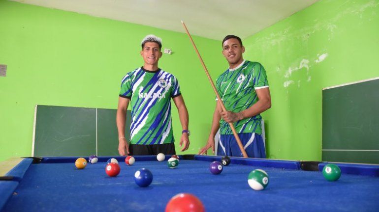 Gramajo y Ríos pasan largo rato jugando al pool en la pensión (Omar Novoa).