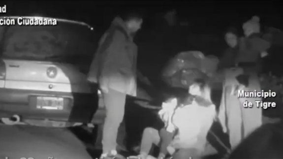 Se tiró de un auto en movimiento con su hijo para escapar de un ataque de ex su pareja