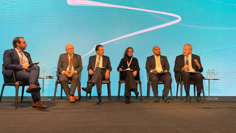 Ministros de Educación de diversos países reunidos en Montevideo convocados por la Unesco. Ministros de Educación de diversos países reunidos en Montevideo convocados por la Unesco.