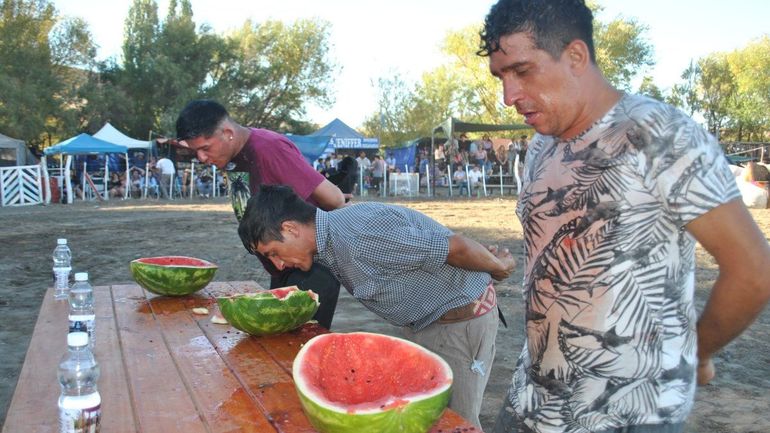 Divertido concurso de comer sandía para honrar el trabajo de los agricultores en Bajada del Agrio