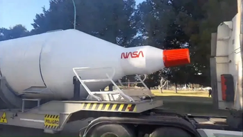 El camión causó asombro a su paso. El camión causó asombro a su paso.