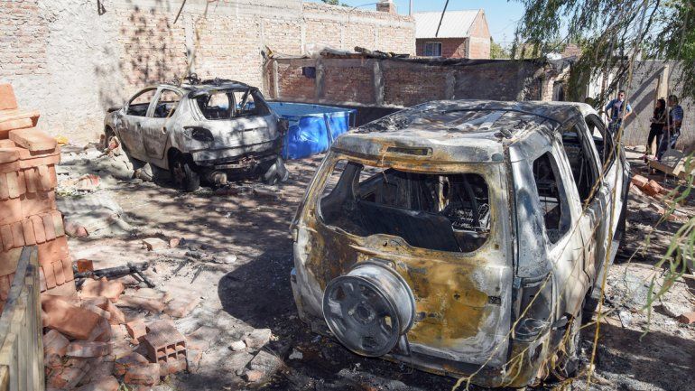 La camioneta Eco Sport y el Peugeot 206 quedaron destruidos tras la reacción de los vecinos indignados.