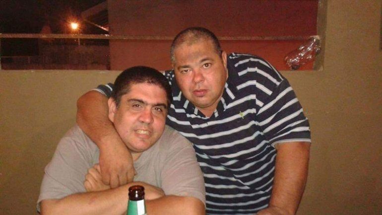 Carlos Rupchienski (remera a rayas)