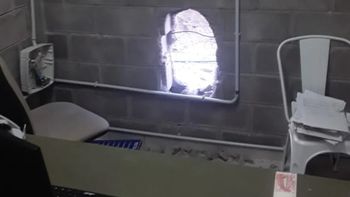 El boquete en el comercio de Trelew, por donde entraron y salieron los ladrones. El boquete en el comercio de Trelew, por donde entraron y salieron los ladrones.