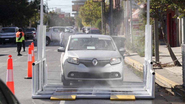 Desinfectan los autos que andan por el centro capitalino