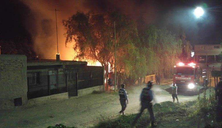 Vecinos incendiaron una casa de un supuesto narco