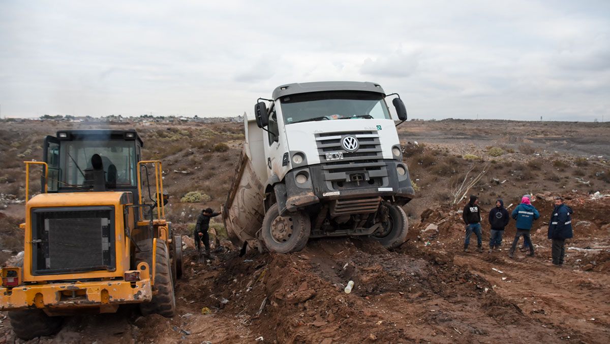 Qué hacía el camión que se enterró a la vera de la Autovía Norte