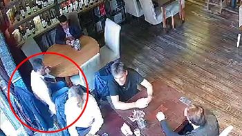 desayunaba en un restaurante y en menos de tres minutos le robaron todo desayunaba en un restaurante y en menos de tres minutos le robaron todo