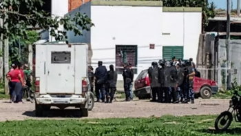 Familiares y allegados intentaron ingresar a la vivienda, lo que derivó en un enfrentamiento con la policía. Familiares y allegados intentaron ingresar a la vivienda, lo que derivó en un enfrentamiento con la policía.