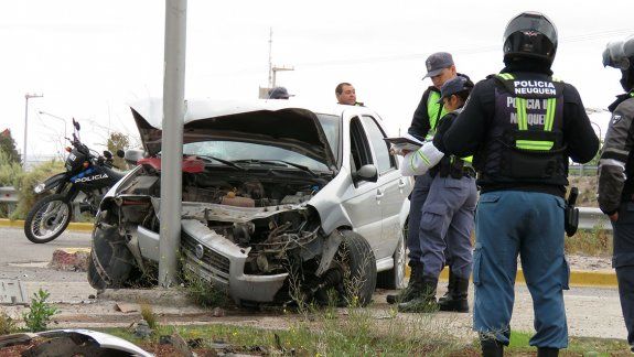 Dos heridos graves tras chocar un poste de luz en Ruta 7