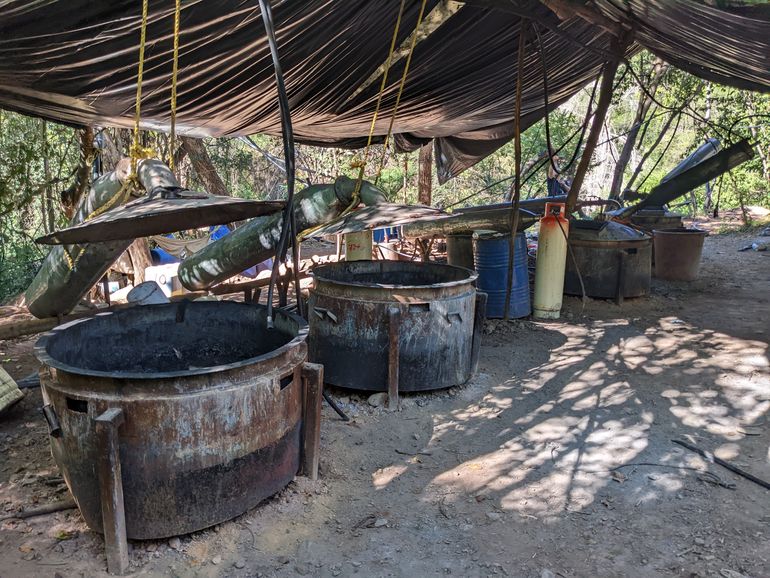 Laboratorios clandestinos de metanfetamina en Sinaloa, México. Laboratorios clandestinos de metanfetamina en Sinaloa, México.