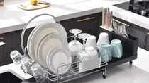 Adiós al escurridor de platos: este es el invento tendencia para aprovechar toda la mesada Adiós al escurridor de platos: este es el invento tendencia para aprovechar toda la mesada