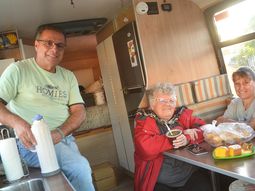 Los rodanteros, una gran familia. Suelen ser anfitriones de lujo con los que andan de paso como Juan y Claudia. Reclaman que no les cobren y tener opción a carga y descarga de agua. Los rodanteros, una gran familia. Suelen ser anfitriones de lujo con los que andan de paso como Juan y Claudia. Reclaman que no les cobren y tener opción a carga y descarga de agua.