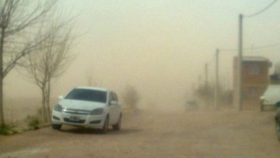 Evacuaron a una familia en Zapala: el viento detruyó su casilla