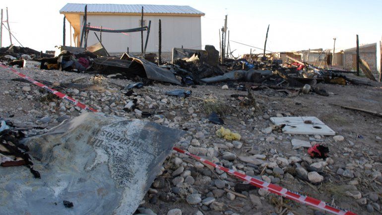 La casilla de madera de la toma El Tanque en Parque Industrial de Neuquén se consumió por completo.