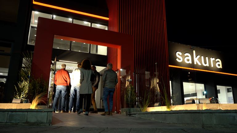 La inauguración de la flamante sucursal fue todo un éxito. La inauguración de la flamante sucursal fue todo un éxito.