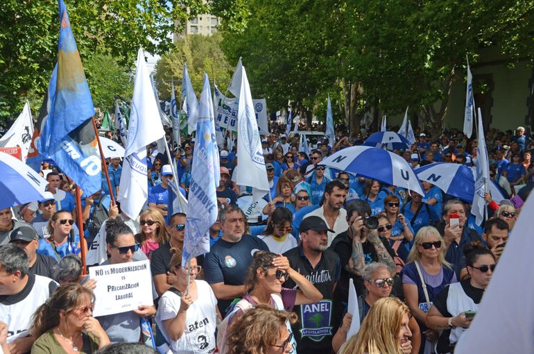 En Neuquén marcharon en contra de la reforma laboral.