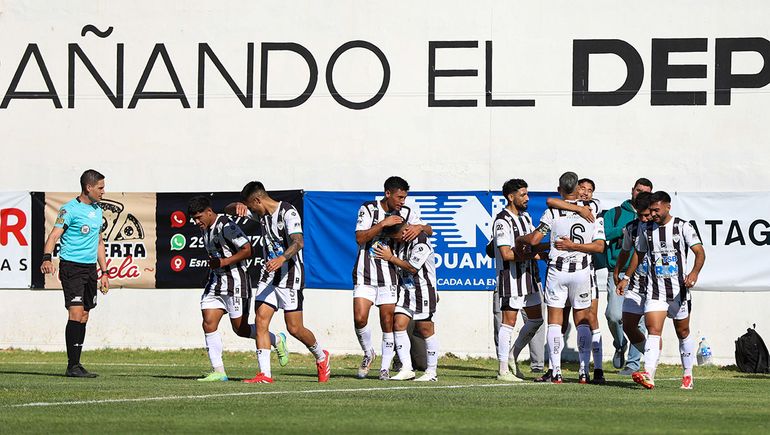 El festejo del tercer gol, luego de la jugada que armaron los dos chaqueños. 