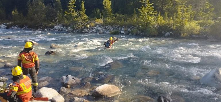 Los bomberos enfrentaron dificultades para poder llegar a los frentes del incendio en el Parque Nacional Lago Puelo. Los bomberos enfrentaron dificultades para poder llegar a los frentes del incendio en el Parque Nacional Lago Puelo. 