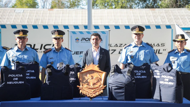 Koopmann entregó chalecos antibalas a flamantes oficiales de la Policía