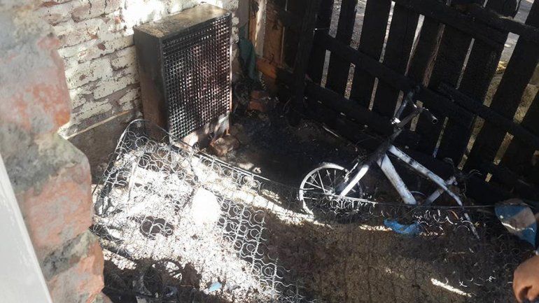 Un hombre sufrió quemaduras leves al incendiarse parte de su casa
