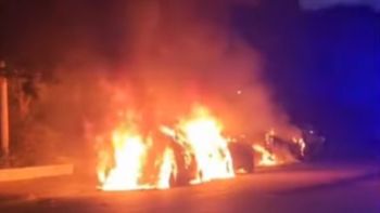 El fuego fue iniciado en dos autos estacionados en la calle Alem de Puerto Madryn. Luego las llamas alcanzaron a un tercer vehículo. El fuego fue iniciado en dos autos estacionados en la calle Alem de Puerto Madryn. Luego las llamas alcanzaron a un tercer vehículo.