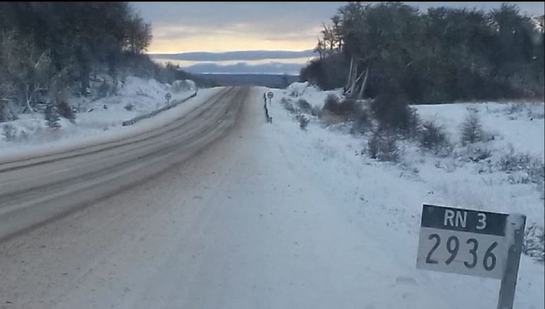 Así se ve por estos días la ruta 3, muy cerca del lugar donde se despistó el automovilista al que le robaron. Así se ve por estos días la ruta 3, muy cerca del lugar donde se despistó el automovilista al que le robaron.