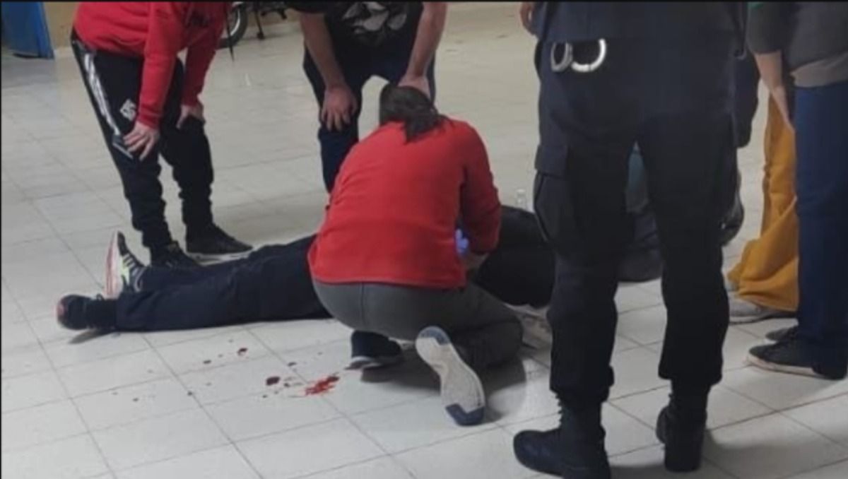 Cuando la policía de Puerto Madryn llegó a la escuela, encontró a la víctima tirada en el SUM con una herida sangrante.