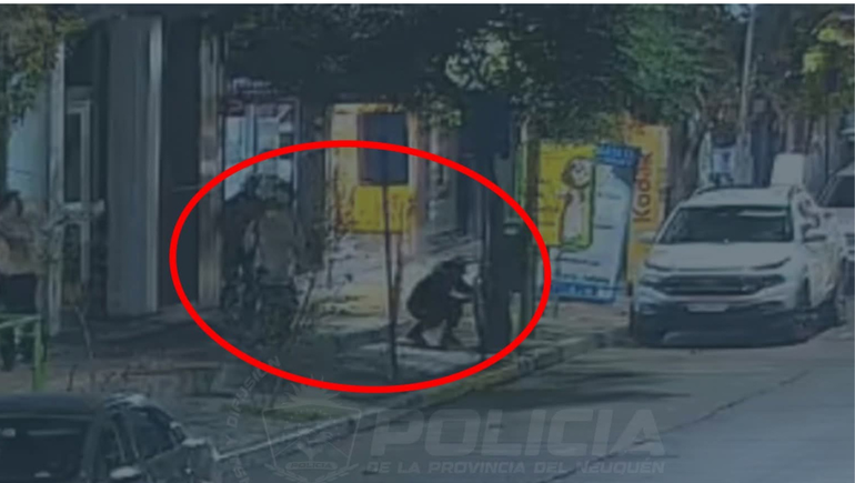 Intentaron robar una bicicleta en pleno centro neuquino: uno de los adolescentes terminó demorado