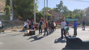 Vecinos de Villa Ceferino se manifiestan por falta de agua. Vecinos de Villa Ceferino se manifiestan por falta de agua.