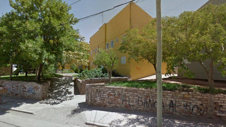 Le robaron la bici, fue hasta la casa de los ladrones y se la tiraron desde un segundo piso