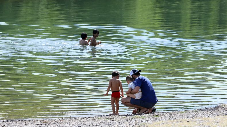 Grandes y chicos buscaron refugio en el río en Neuquén. | LM Neuquen Grandes y chicos buscaron refugio en el río en Neuquén.