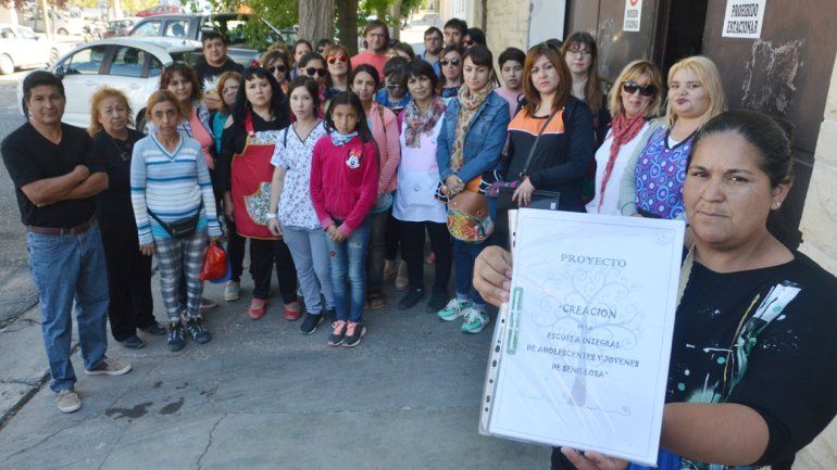 La comunidad de la Escuela 21 de Senillosa trajo su reclamo a la ciudad.