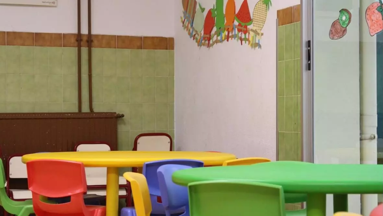 Una maestra española fue arrestada por maltratar a 18 niños.