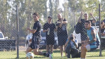 El amistoso que jugaron Cipolletti y Deportivo Rincón durante la pretemporada. Fotos: Anahí Cárdena